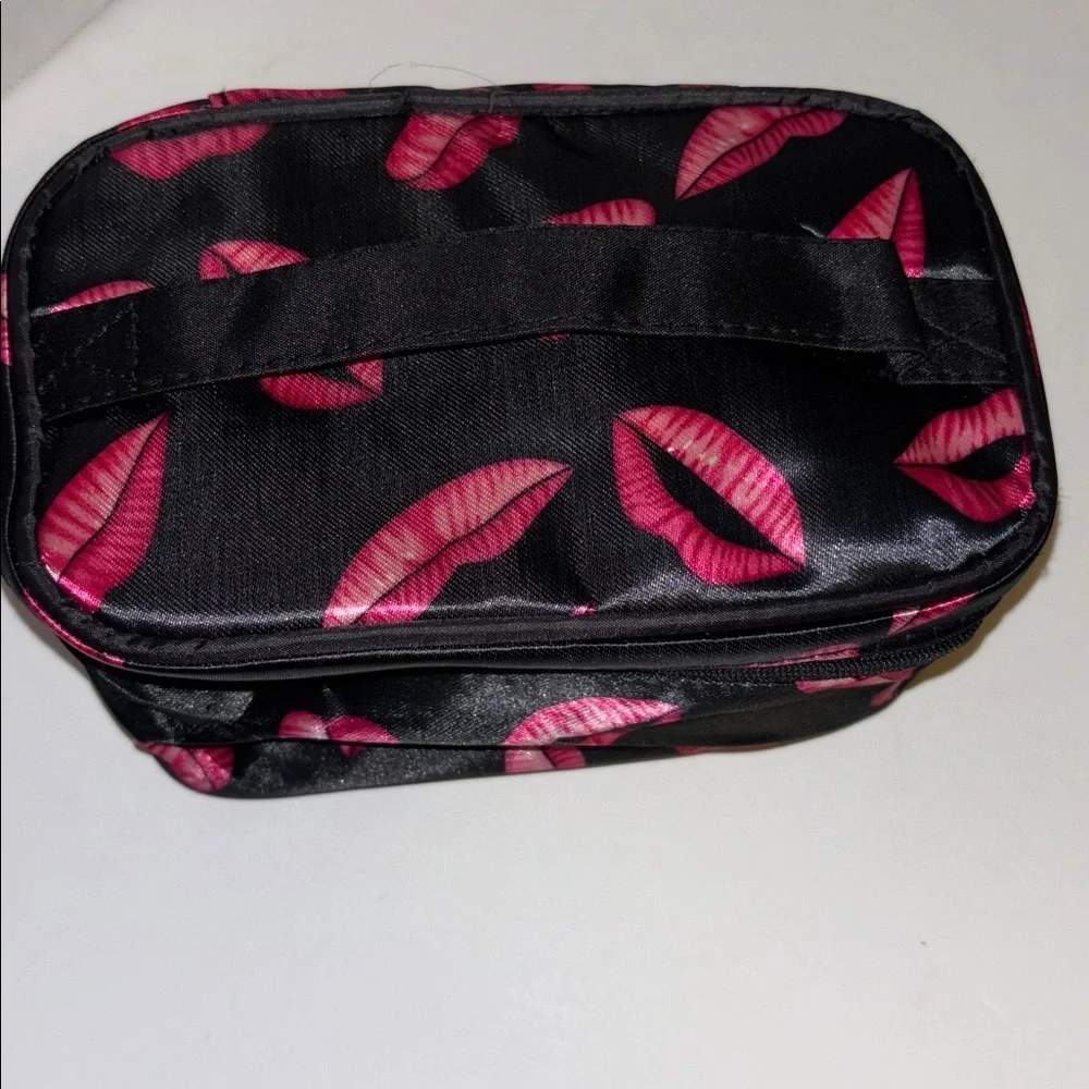 BLACK WITH PINK/RED LIP DESIGN COSMETICS CASE ZIPPER CLOSURE SMALL MIRROR INSIDE